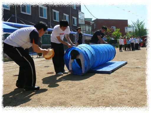 중학교 학생들이 열심히 바나나를 찾아라 게임을 하고 있는 모습입니다.