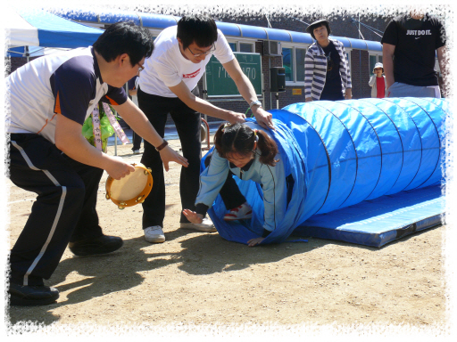 중학교 학생들이 열심히 바나나를 찾아라 게임을 하고 있는 모습입니다.