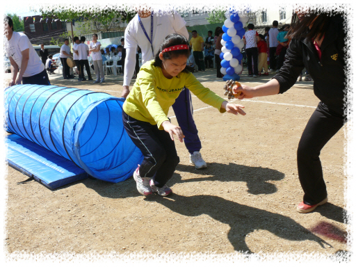 중학교 학생들이 열심히 바나나를 찾아라 게임을 하고 있는 모습입니다.