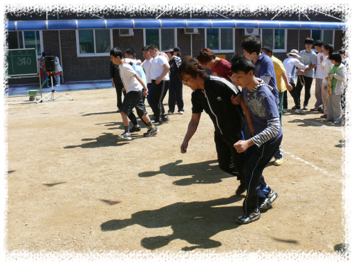 중·고등학교, 전공과 학생들이 열심히 '태극기 휘날리며' 경기를 하고 있는 모습입니다.