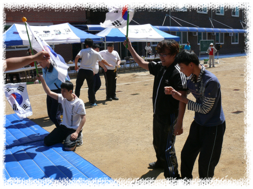 중·고등학교, 전공과 학생들이 열심히 '태극기 휘날리며' 경기를 하고 있는 모습입니다.