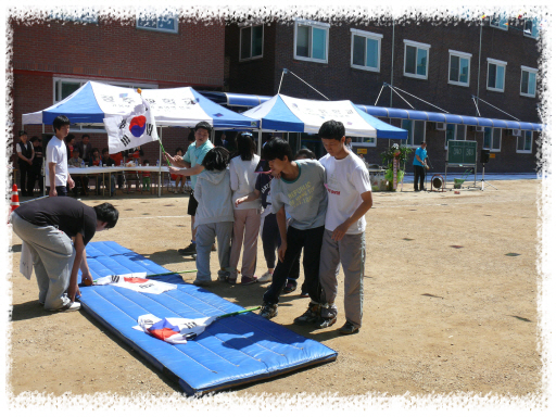 중·고등학교, 전공과 학생들이 열심히 '태극기 휘날리며' 경기를 하고 있는 모습입니다.