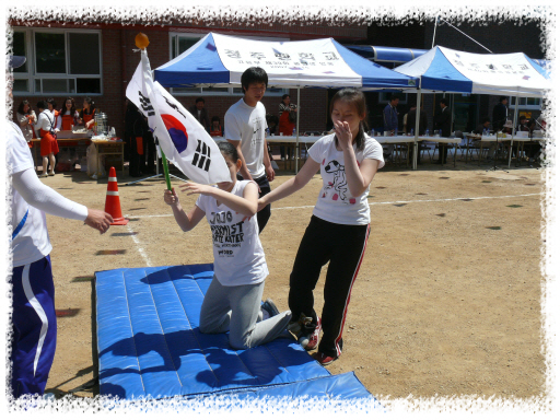 중·고등학교, 전공과 학생들이 열심히 '태극기 휘날리며' 경기를 하고 있는 모습입니다.