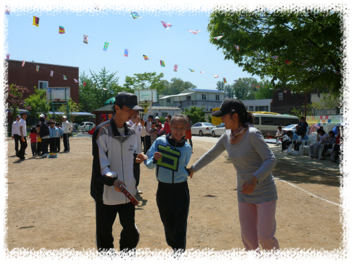 초등학교 학생들이 열심히 '따로 또 같이' 경기를 하고 있는 모습입니다.