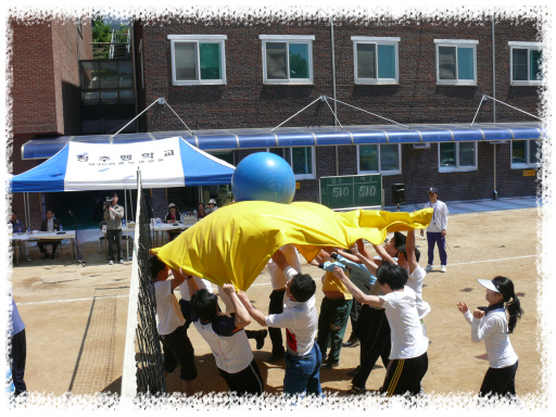 중·고등학교 남학생들이 열심히 '낙하산 배구' 경기를 하고 있는 모습입니다.