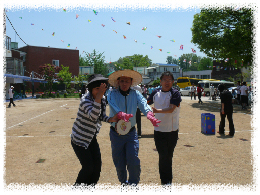 중·고등학교 학생들이 열심히 '멋쟁이 달리기' 경기를 하고 있는 모습입니다.