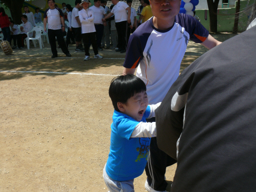 유치·초등학교 학생들이 열심히 공굴리기를 하고 있는 모습입니다.