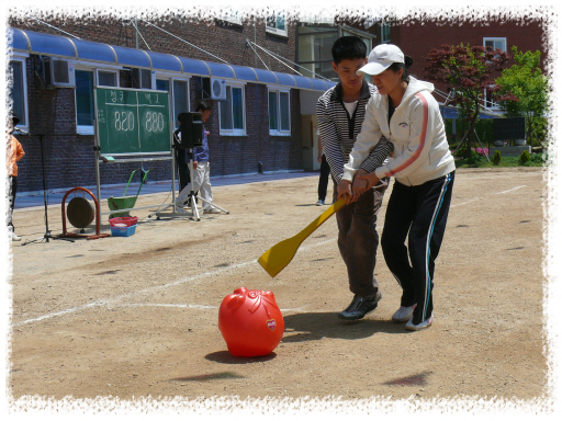 초등학교(고학년) 학생들이 열심히 '돼재 몰러 나간다' 경기를 하고 있는 모습입니다.