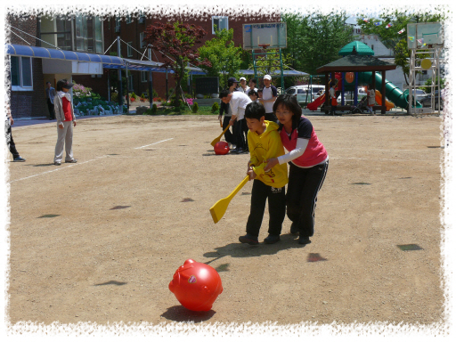 초등학교(고학년) 학생들이 열심히 '돼재 몰러 나간다' 경기를 하고 있는 모습입니다.