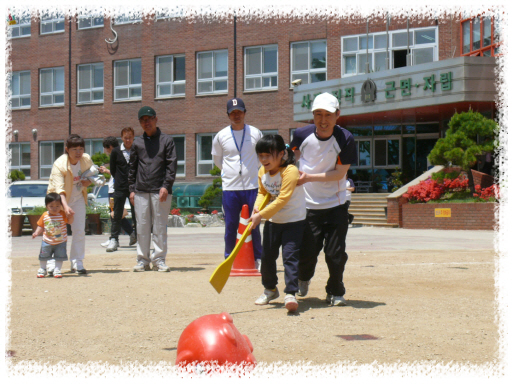 초등학교(고학년) 학생들이 열심히 '돼재 몰러 나간다' 경기를 하고 있는 모습입니다.