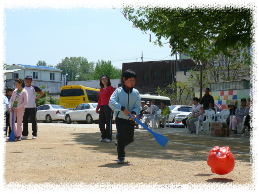 초등학교(고학년) 학생들이 열심히 '돼재 몰러 나간다' 경기를 하고 있는 모습입니다.