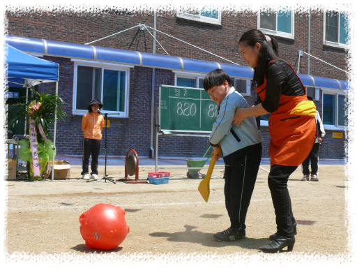 초등학교(고학년) 학생들이 열심히 '돼재 몰러 나간다' 경기를 하고 있는 모습입니다.