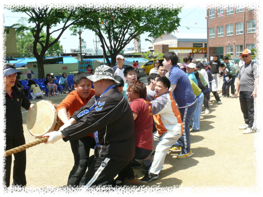 모든 학생들이 열심히 '줄다리기' 경기를 하고 있는 모습입니다.