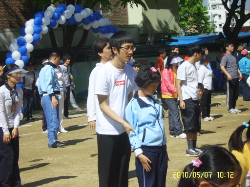 성경이가 교생 선생님과 함께 국민체조를 하고 있는 모습입니다.