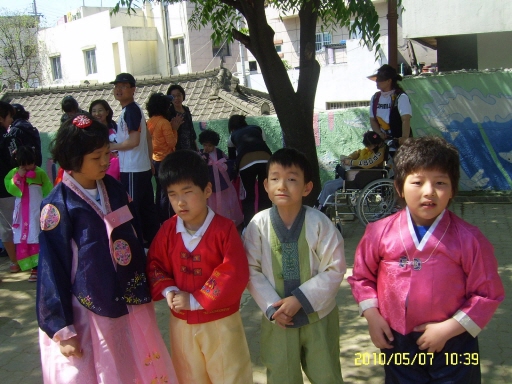 초등학교 2학년 학생들이 경기를 위해 한복을 곱게 입고 포즈를 취하고 있는 모습입니다.