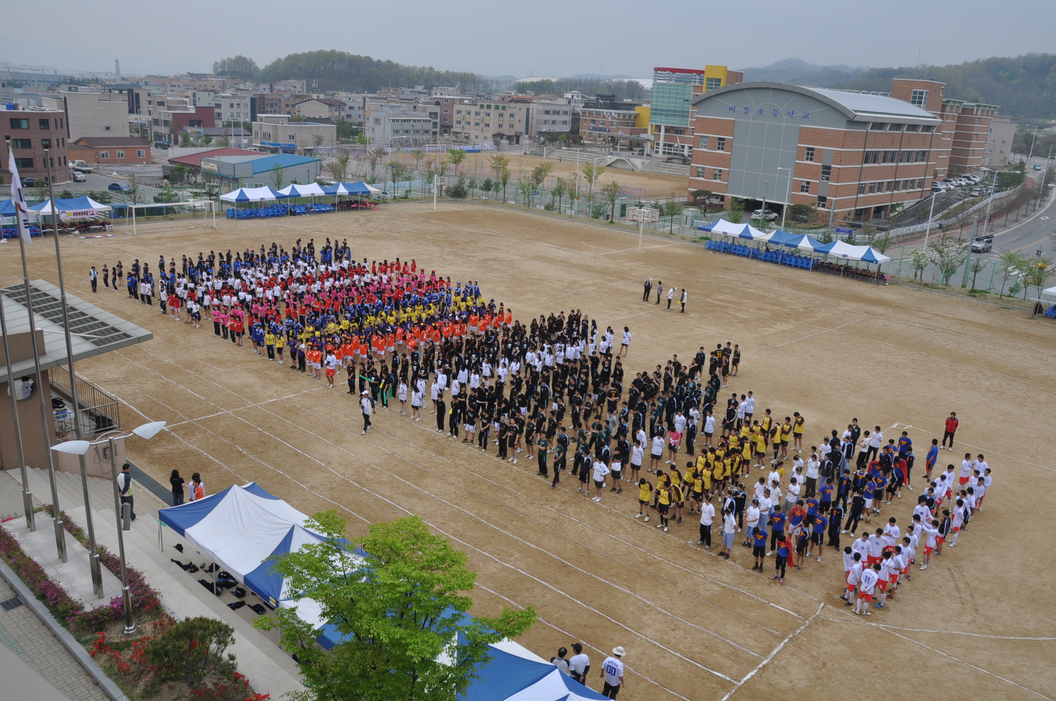 옥상에서 본 전교생의 모습