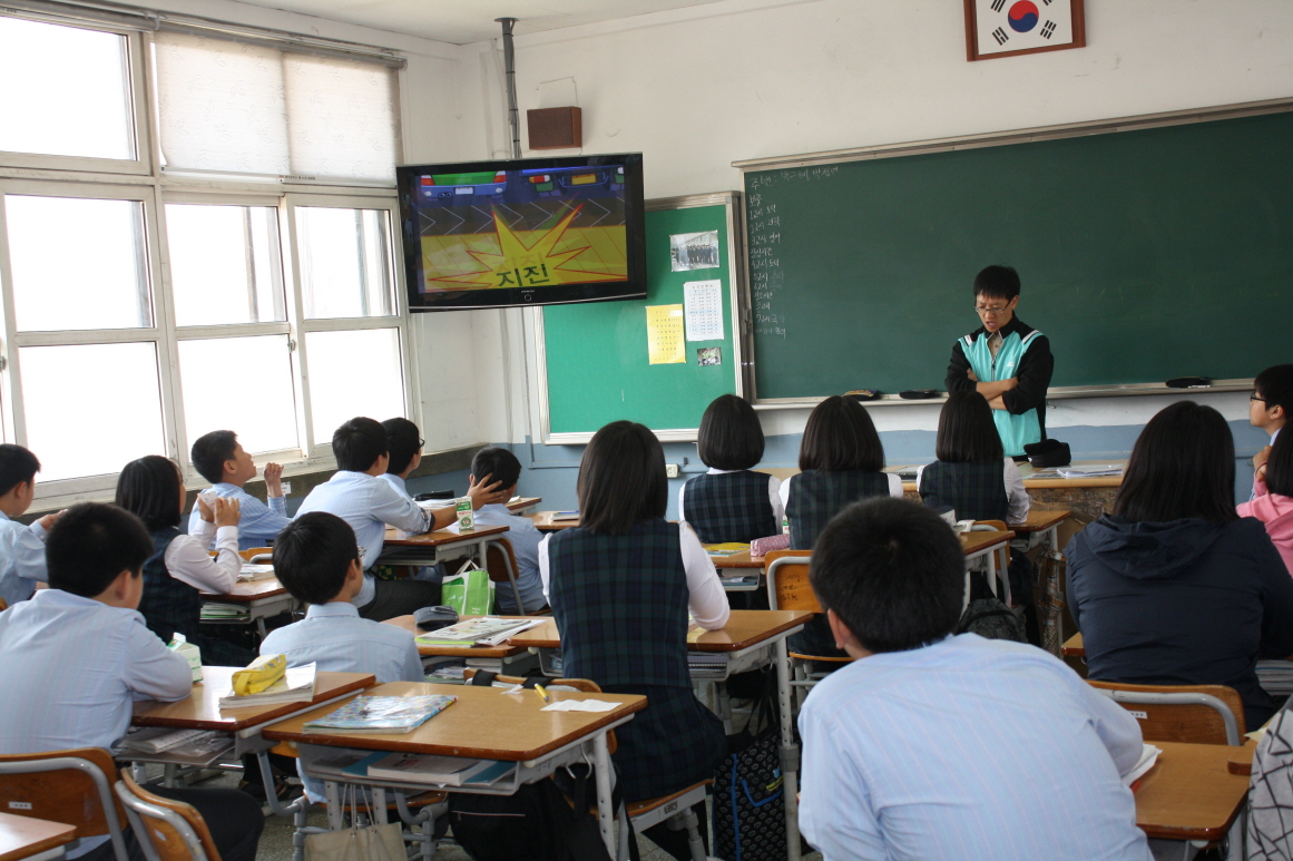 지진및 화재대피 훈련에 관한 동영상 시청.