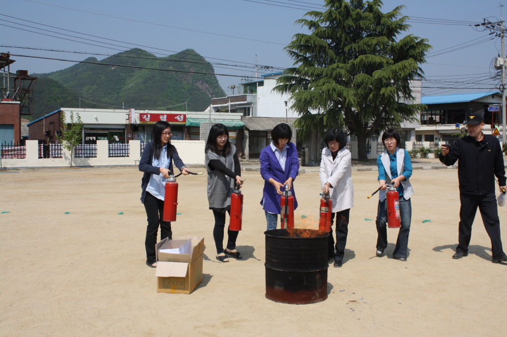 황간중학교 자체소화대원들. 미녀들로만 구성되어 있군요.