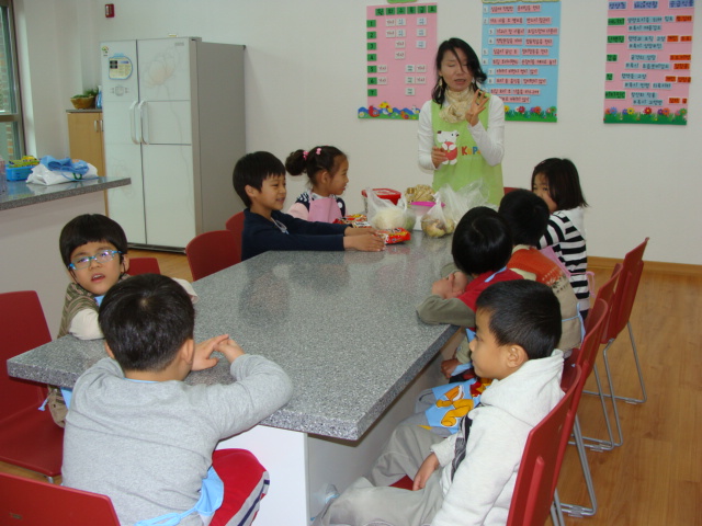 선생님이 오늘의 요리활동에 대하여 설명을 하십니다