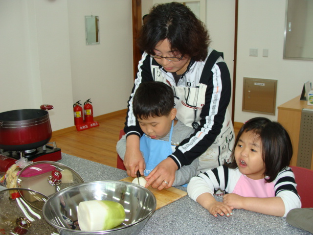 동균이와 선생님이 무를 썰고 있다