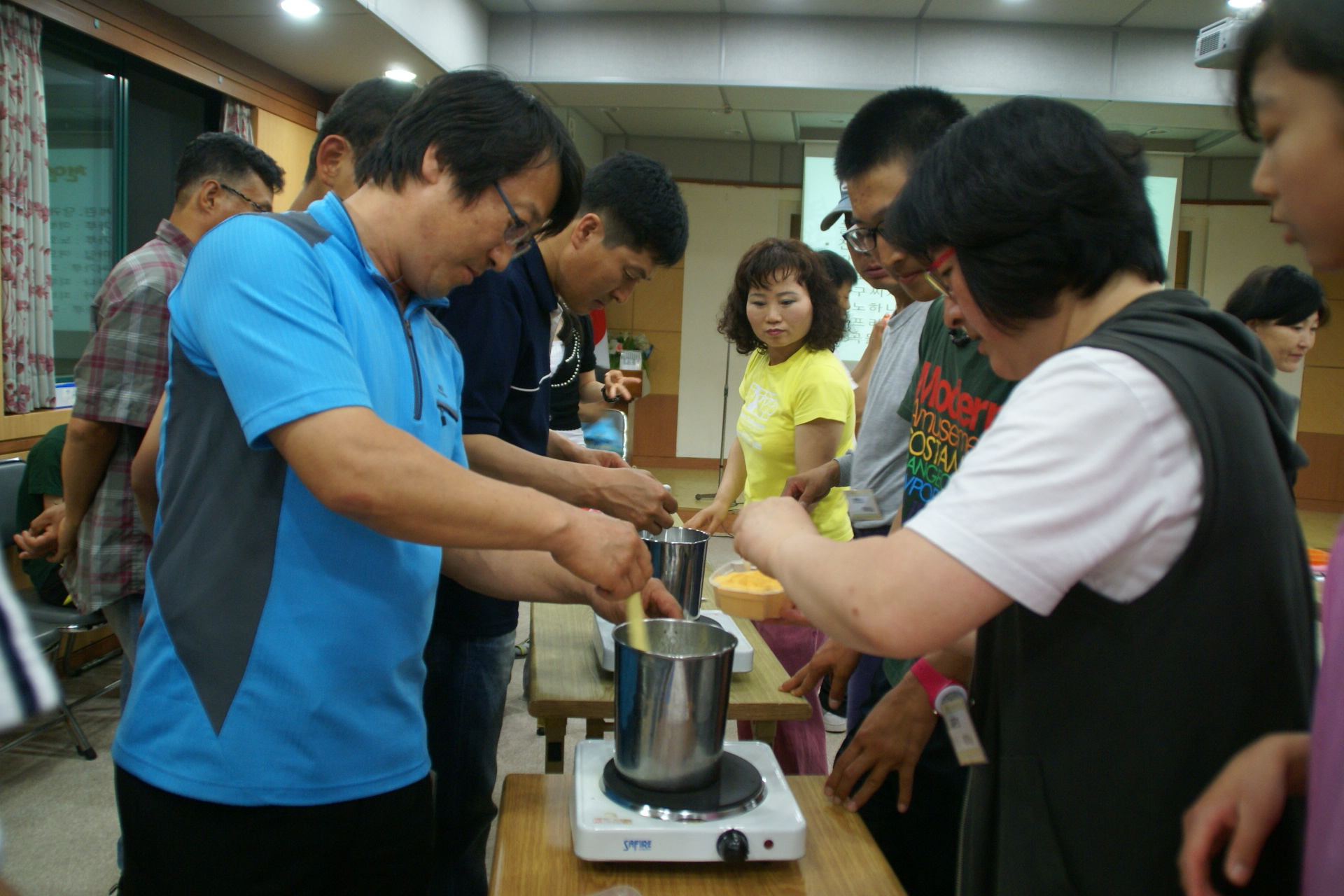 비누만들기중인 부모와 학생