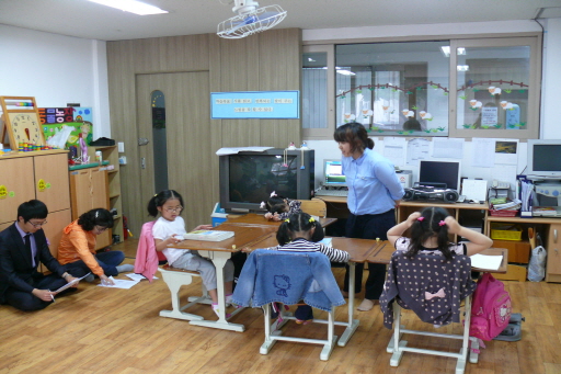 박은지 교생선생님과 함께 수업을 하고 있는 모습입니다.