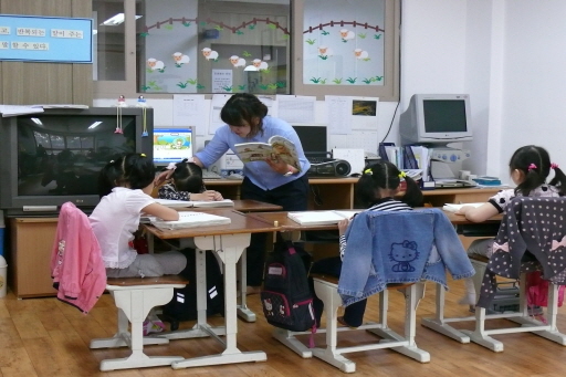 박은지 교생선생님과 함께 수업을 하고 있는 모습입니다.