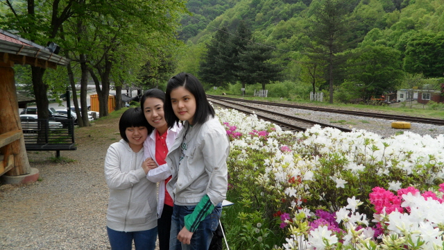 철길 부근에서 김지선 학생이 중1 김향미 학생과 이지연 선생님과 포즈를 취하였습니다.