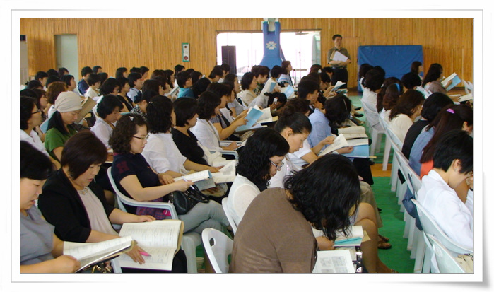 수업공개 안내를 받고 있는 학부모 2