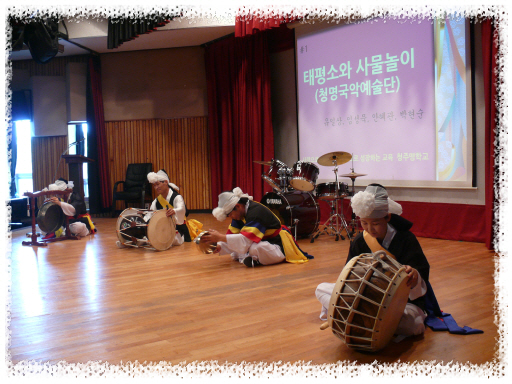 국악공연의 첫번째 순서인 사물놀이 공연 장면입니다.