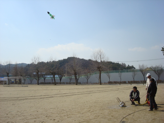 080403_과학의달_행사_-_물로켓발사_(13).JPG