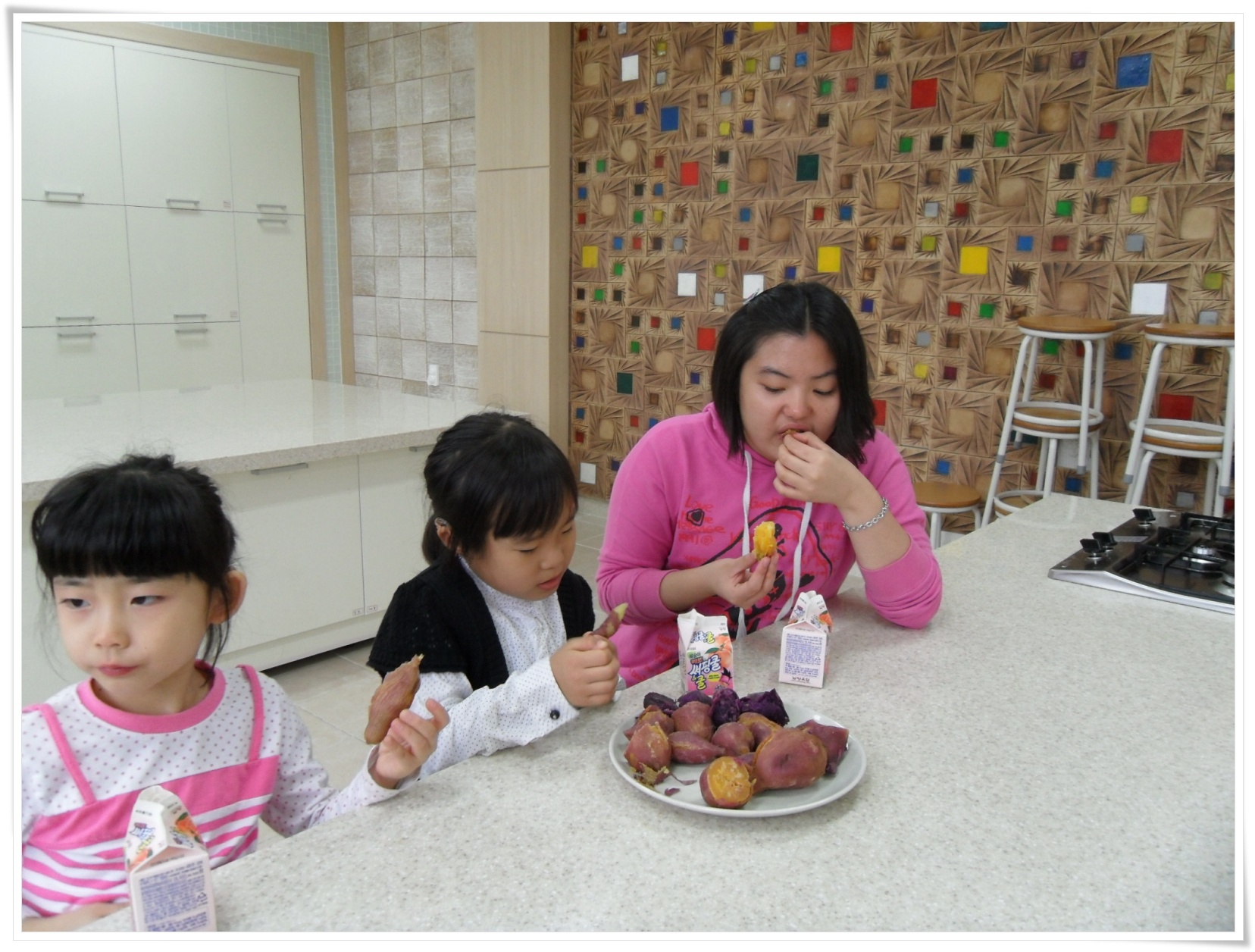 고구마를 맛있게 먹고 있어요.