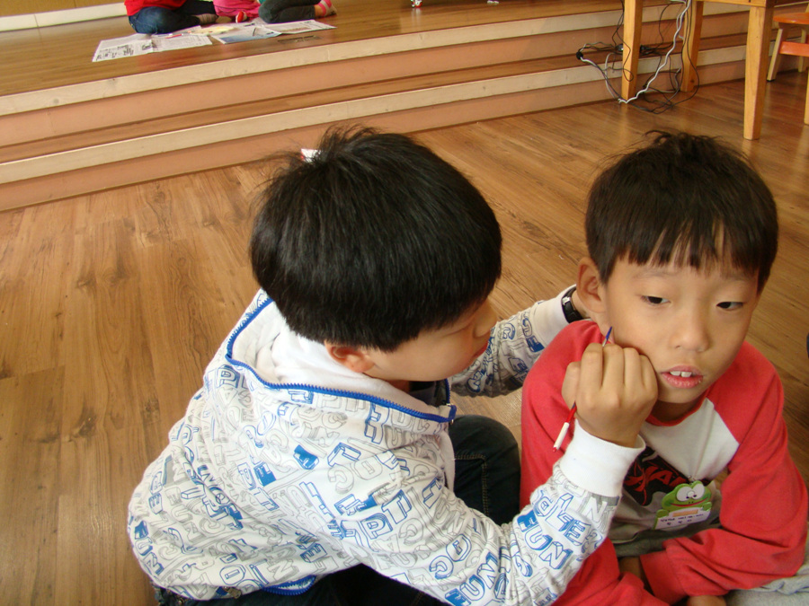 정하얼굴에 그림을 그리고 있어요