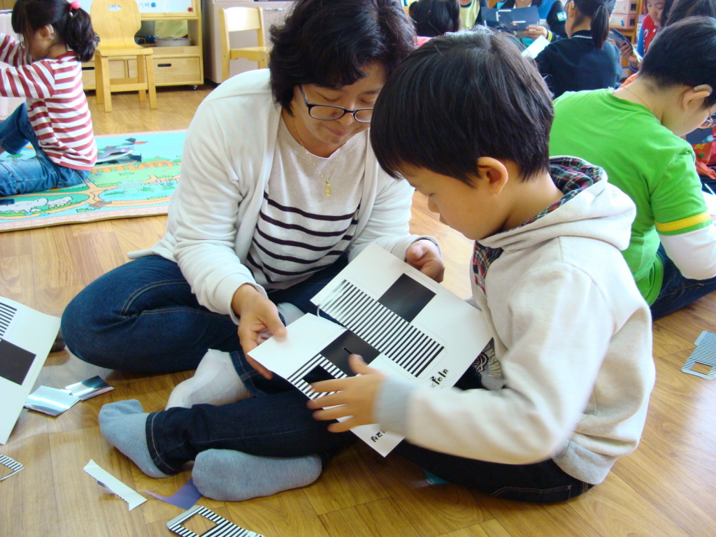 작품을 만드는 선생님과 학생