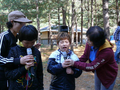 속리산으로 떠난 가을소풍에서 모든 선생님과 학생들이 가을의 정취를 만끽하고 있는 모습입니다.