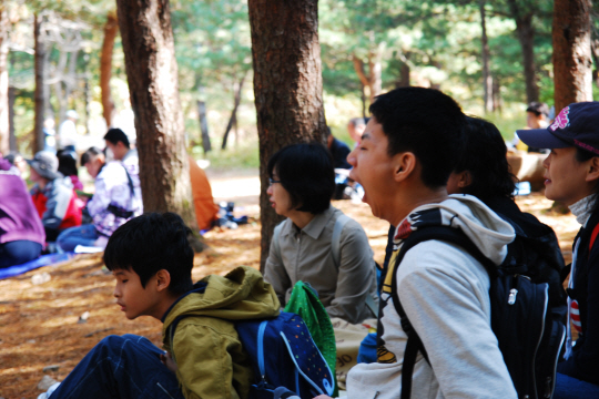 속리산으로 떠난 가을소풍에서 모든 선생님과 학생들이 가을의 정취를 만끽하고 있는 모습입니다.