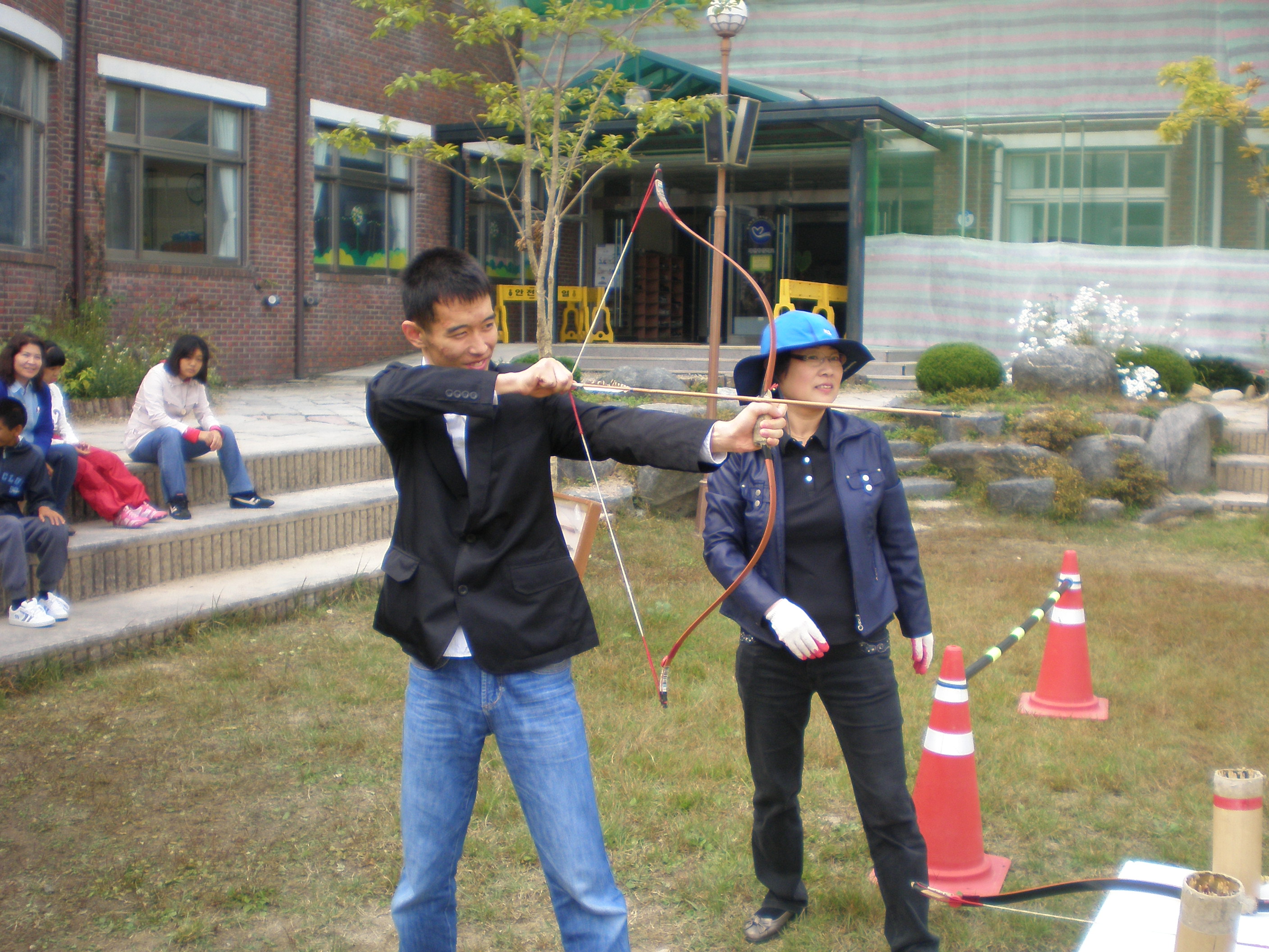 멋지게 활을 쏘는 태진이