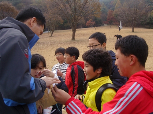 보물을 받고 있는 학생들