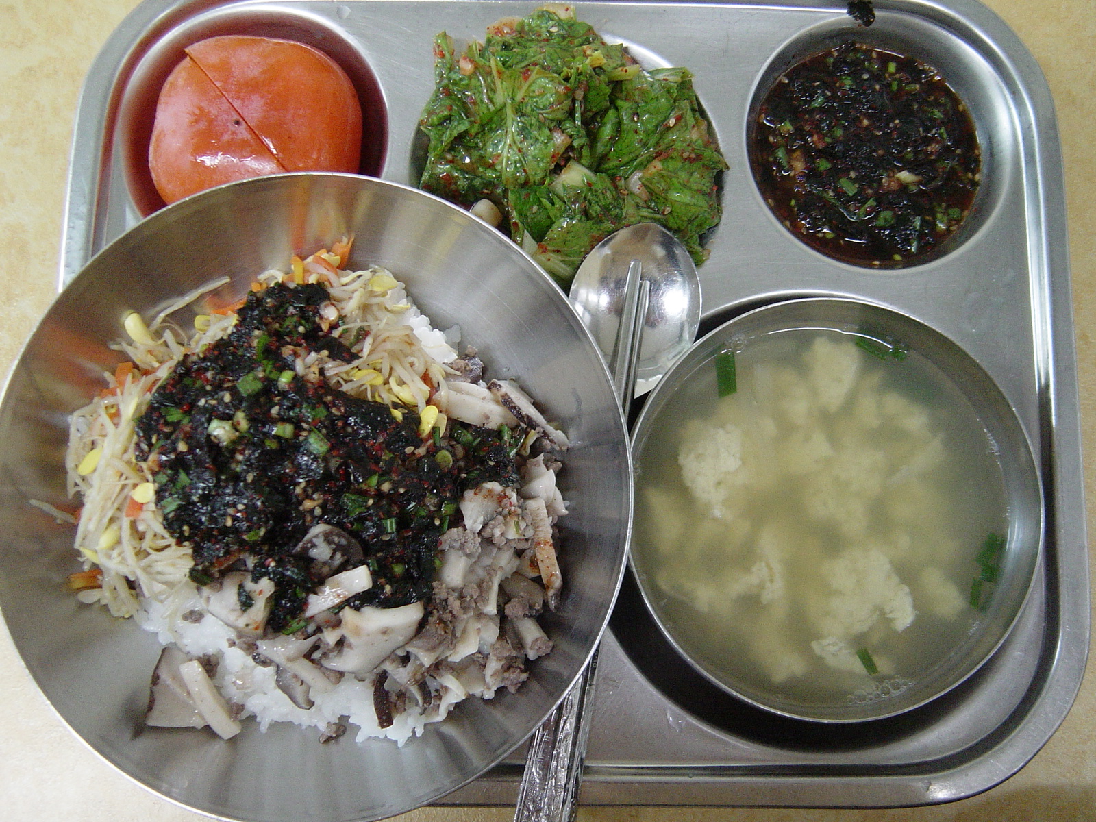 오늘의 식단(2010.11.17) 야채와 버섯, 간장이 잘 어우러진 맛난 콩나물송이밥, 계란파국, 새콤달콤 얼갈이겉절이, 우유, 달콤한 연시