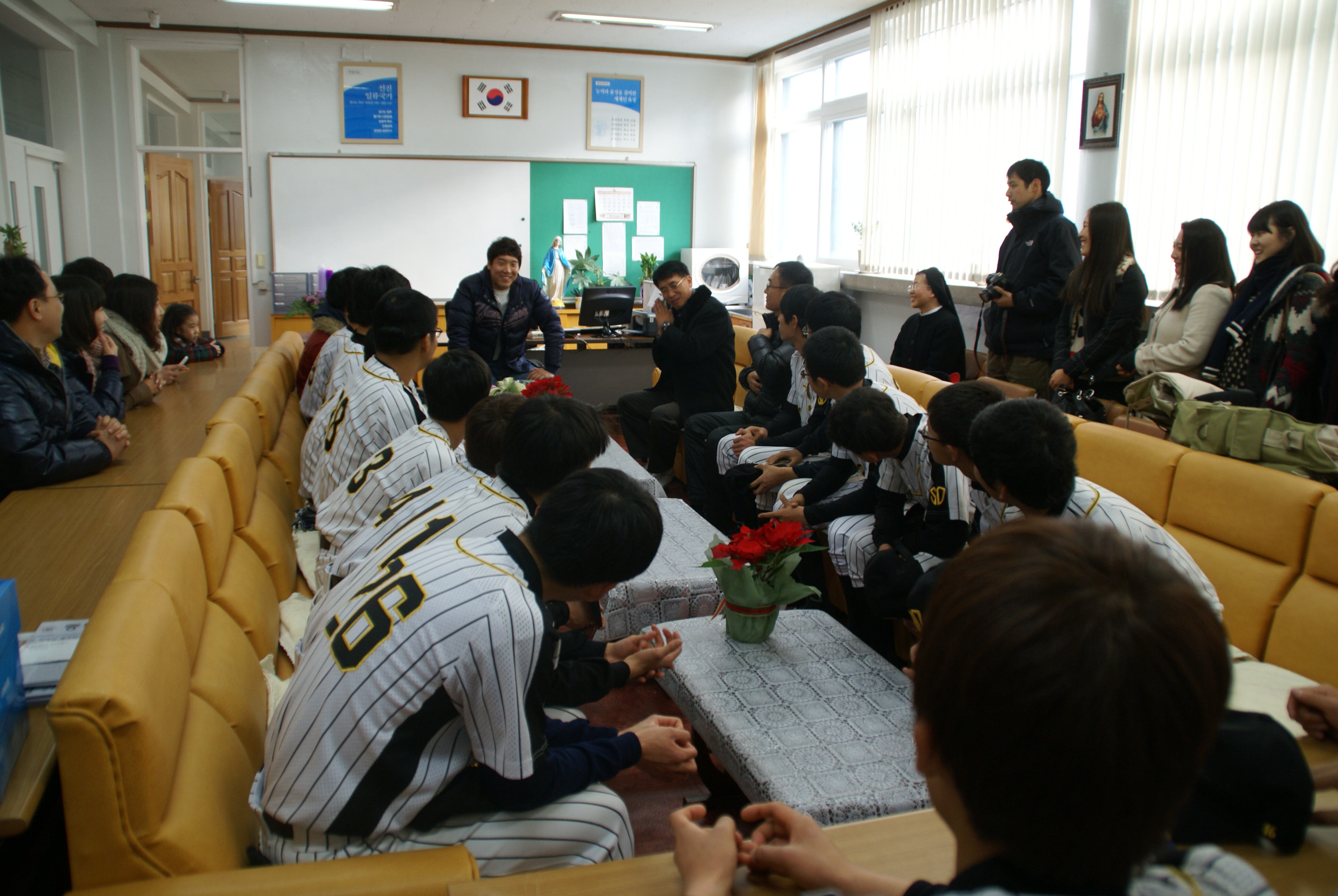 교무실에서 김현수 선수와 함께