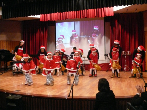 제32회 청주맹학교 예술제에서 본교 재학생들이 멋진 공연을 하고 있는 모습입니다.