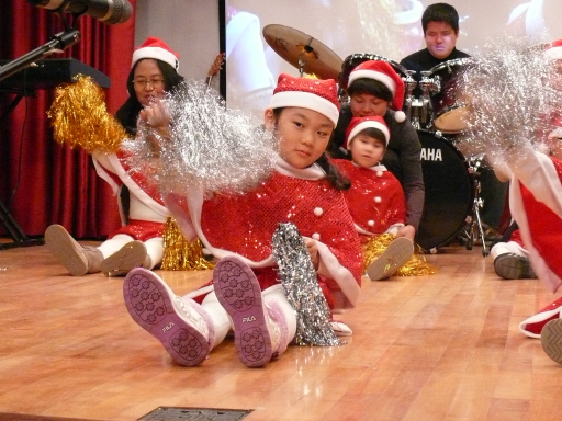 제32회 청주맹학교 예술제에서 본교 재학생들이 멋진 공연을 하고 있는 모습입니다.