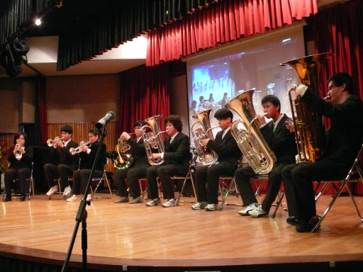 제32회 청주맹학교 예술제에서 본교 재학생들이 멋진 공연을 하고 있는 모습입니다.