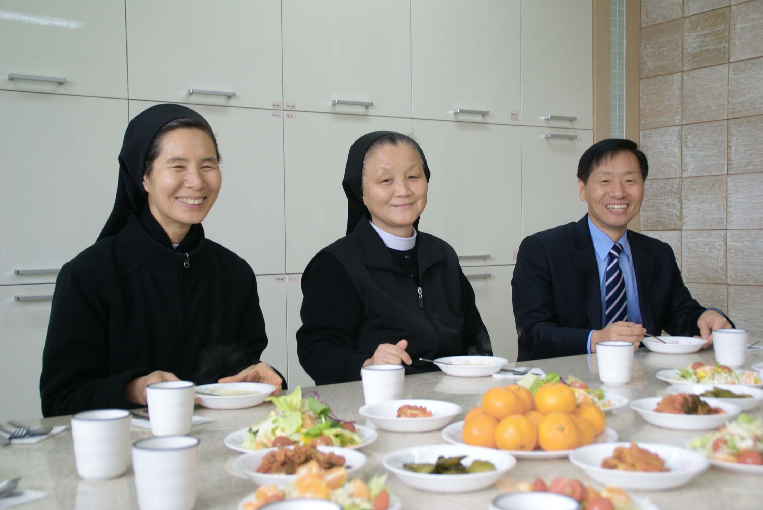 좌측 부터 박봉순 재활원 원장수녀님, 장명희 교장수녀님, 조용남 교감선생님