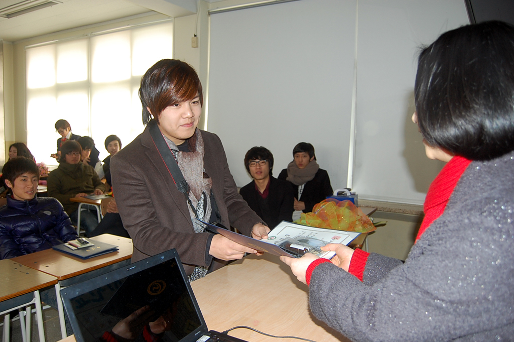 교실에서 담임선생님과 아쉬운 작별의 시간.....