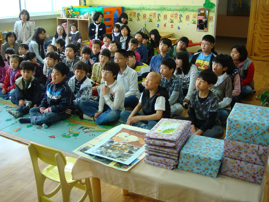 독서행사에 참여하고 있는 학생들입니다.