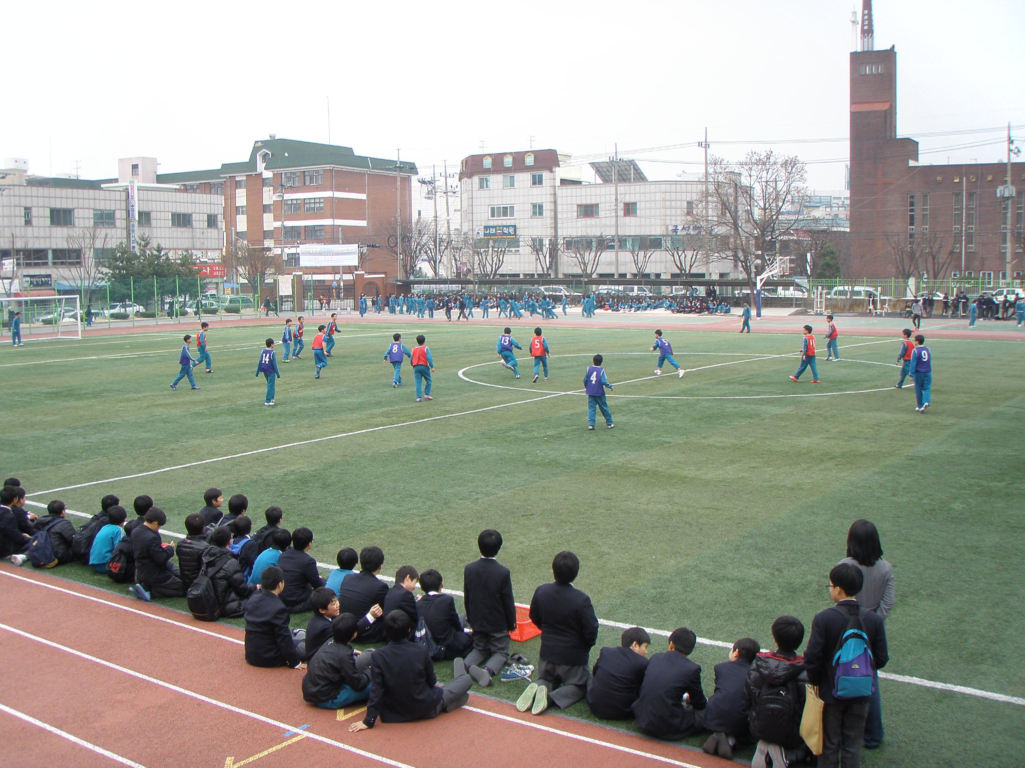 1학년 남학생 축구경기 응원 