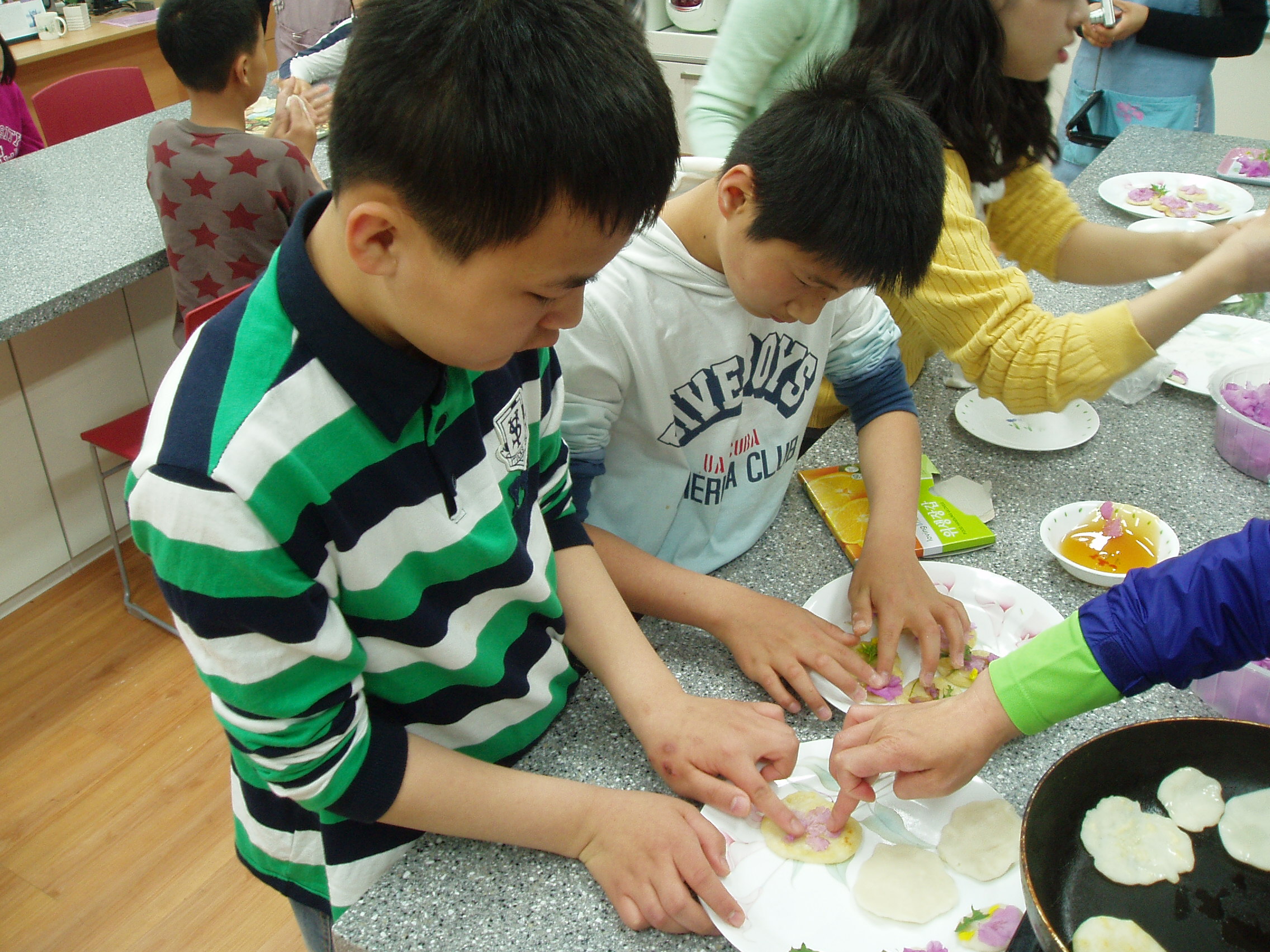 열심히 화전을 반죽하는 채송화반