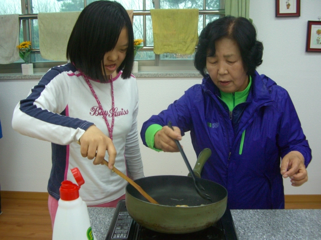 화전반죽 뒤집기