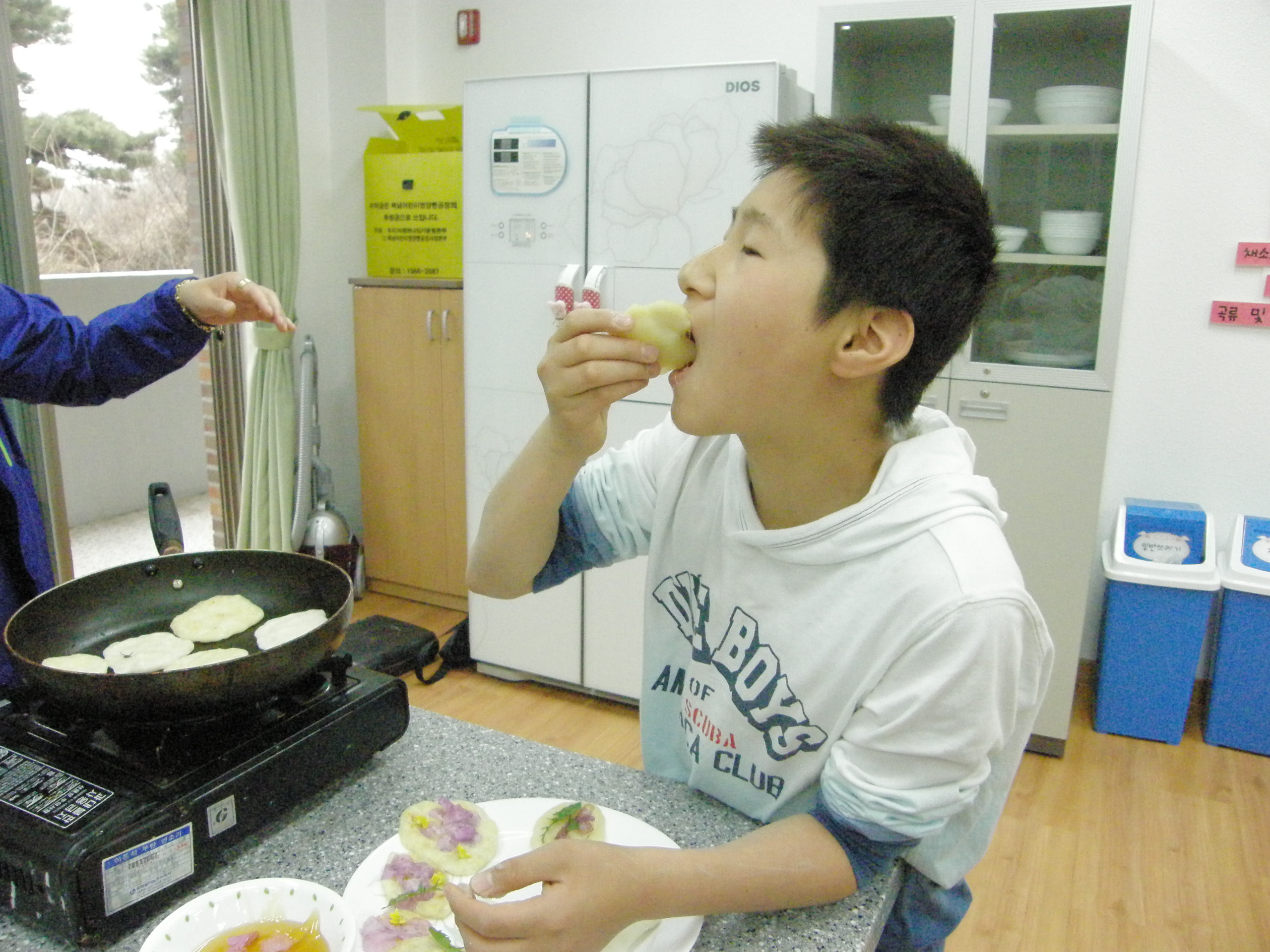 완성된 화전을 맛있게 먹기 